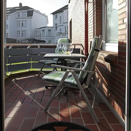 Strandhus 9 *